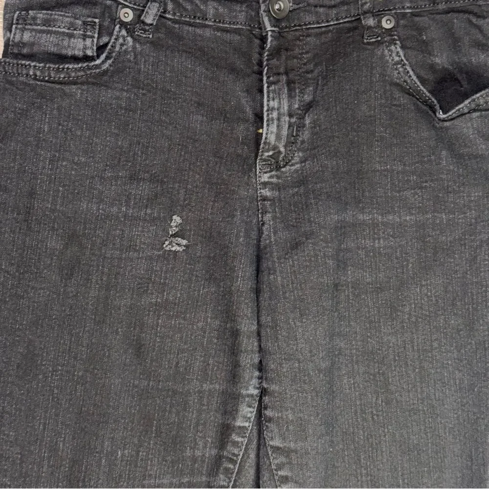 The children’s PLACE size 12 plus super skinny Black distressed Skinny Jeans